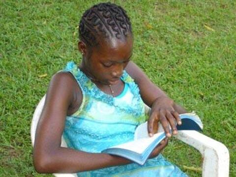 fille_lisant_bible_400x300.jpg fille_lisant_bible_400x300.jpg